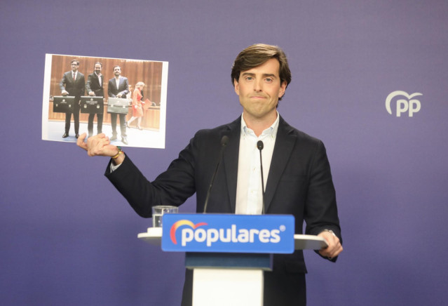 El vicesecretario de Comunicación del Partido Popular, Pablo Montesinos, muestra una imagen en la que el ministro de Sanidad, Salvador Illa; el vicepresidente de Derechos Sociales y Agenda 2030, Pablo Iglesias; y el ministro de Consumo, Alberto Garzón, so