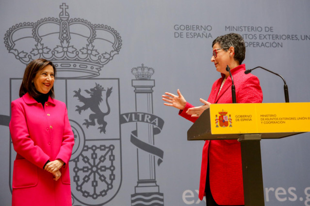 Arancha González Laya (d) realiza un discurso tras recibir la cartera del Ministerio de Asuntos Exteriores, UE y Cooperación, para el Gobierno de coalición de PSOE y Unidas Podemos en la XIV Legislatura, de manos de la ministra Margarita Robles