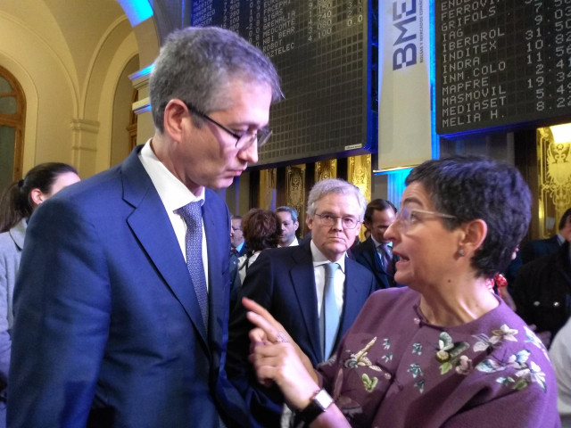 A la derecha, el gobernador del Banco de España, Pablo Hernández de Cos, y a la izquierda, la ministra de Asuntos Exteriores, UE y Cooperación, Arancha González Laya