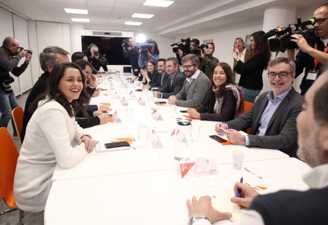 La portavoz de Ciudadanos en el Congreso, Inés Arrimadas (1i); el secretario general de Ciudadanos, José Manuel Villegas (1d), la responsable de Programas, Marina Bravo (2d); y el responsable de Organización, Fran Hervías (3d), entre otros miembros de Ciu