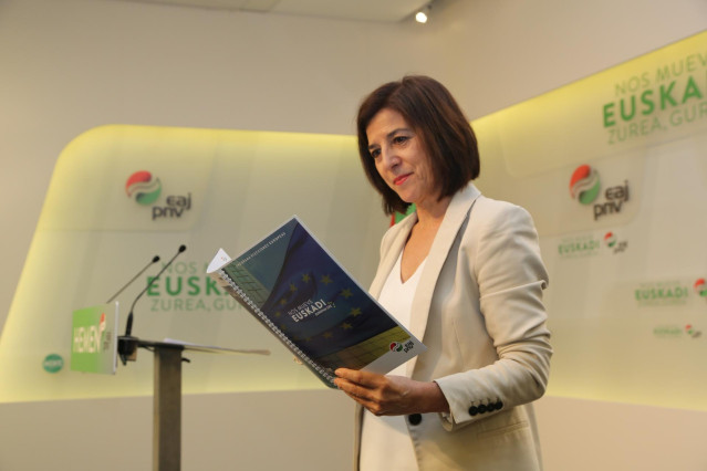 La eurodiputada del PNV, Izaskun Bilbao, en la sede de Sabin Etxea de Bilbao