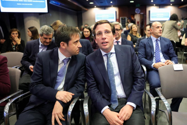 El alcalde de Madrid, José Luis Martínez-Almeida (d), durante la clausura de la presentación del informe 'La Administración 2030: Una visión transformadora' elaborado por el Observatorio para la Transformación del Sector Público Esade-PwC.