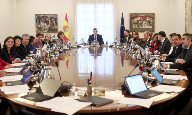 Sala de reuniones de La Moncloa durante el primer consejo de ministros del Gobierno de coalición del PSOE y Unidas Podemos en la XIV Legislatura.