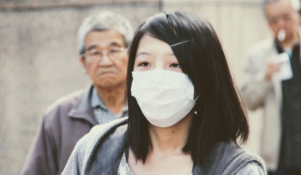 Una mujer china con una mascarilla