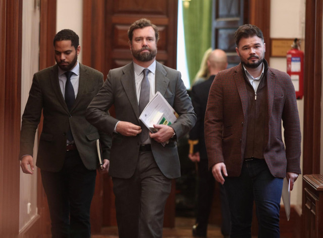 El diputado del VOX, Igancio Garriga, el portavoz VOX en el Congreso, Iván Espinosa de los Monteros y el portavoz adjunto de Esquerra Republicana (ERC), Gabriel Rufián, a la salida de la Junta de Portavoces
