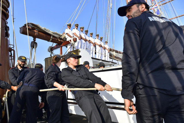 Militares marinos de la Armada en una travesía del buque escuela Juan Sebastian de Elcano