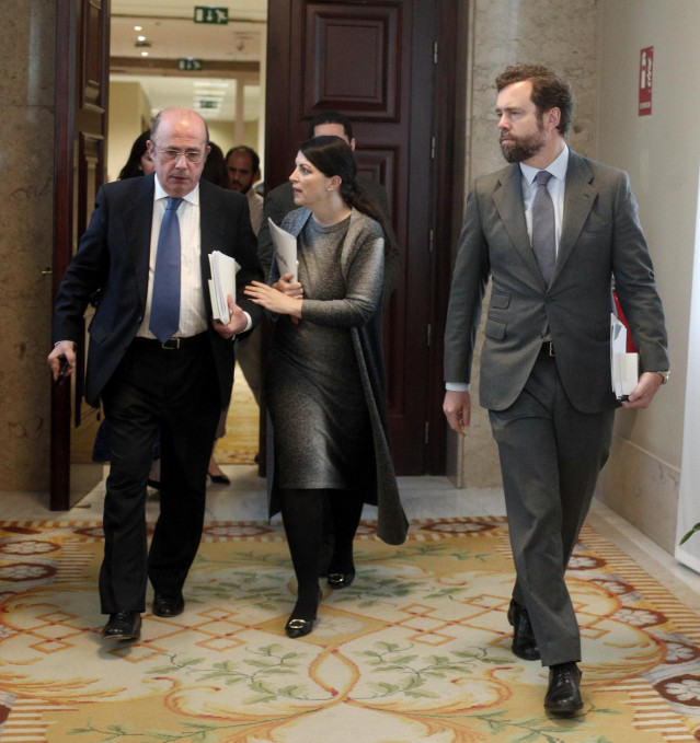 El portavoz VOX en el Congreso, Iván Espinosa de los Monteros, la secretaria general del Grupo Parlamentario, Macarena Olona, y el vicepresidente cuarto de la Mesa del Congreso, Ignacio Gil Lázaro, a su llegada a la Junta de Portavoces