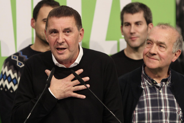 El secretario general de EH Bildu, Arnaldo Otegi y el cabeza de lista de EH Bildu al Congreso por Álava, Iñaki Ruiz de Pinedo en la sede del partido en San Sebastián