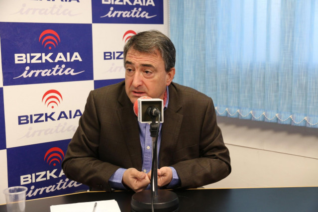 Aitor Esteban, en Bizkaia Irratia.