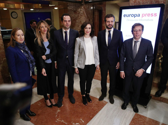 (I-D) La vicepresidenta segunda de la Mesa del Congreso, Ana Pastor; la portavoz del Partido Popular en el Congreso, Cayetana Álvarez de Toledo; el vicepresidente de la Comunidad de Madrid, Igancio Aguado; la presidenta de la Comunidad de Madrid, Isabel D