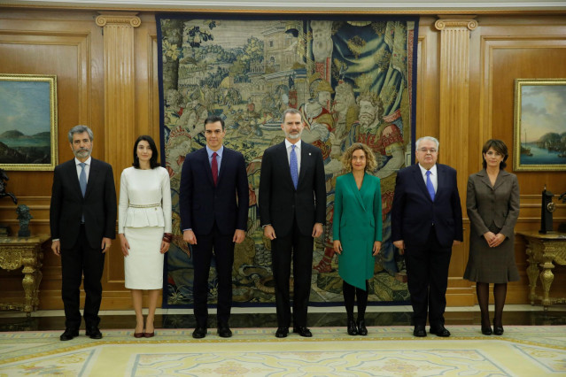 Foto de familia de las principales autoridades del Estado junto al Rey, tras la toma de posesión de Pedro Sánchez como presidente del Gobierno.