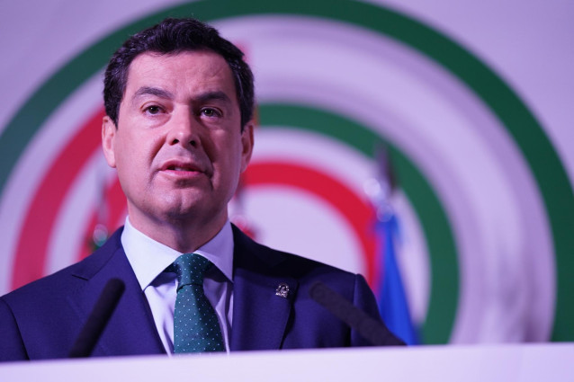 El presidente de la Junta de Andalucía, Juanma Moreno, durante un acto en su viaje oficial a Portugal
