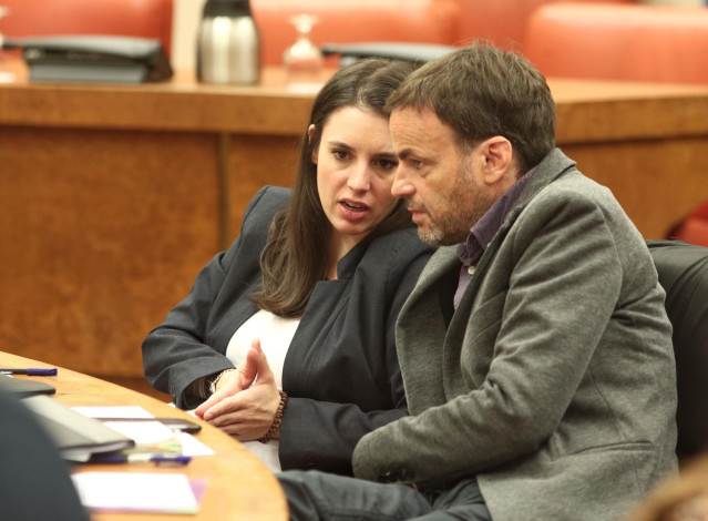 La portavoz de Unidas Podemos en el Congreso, Irene Montero, habla con el diputado Jaume Asens durante la reunión de la Diputación Permanente del Congreso, el único órgano de la Cámara que se mantiene en pie desde la convocatoria de las elecciones del 10