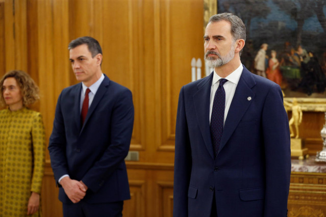 El presidente del Gobierno, Pedro Sánchez (i) y el Rey Felipe VI (d) presiden la jura de ministros de su nuevo gobierno