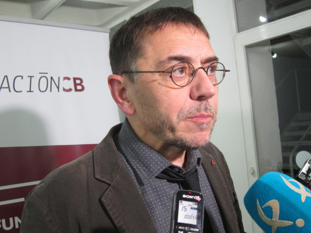 El cofundador de Podemos Juan CArlos Monedero, atiende a los medios en Badajoz