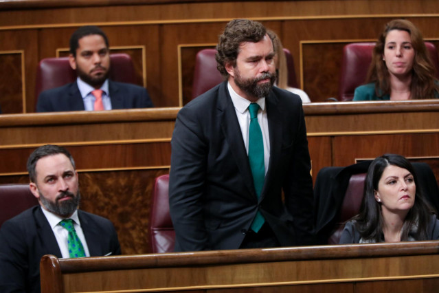 El portavoz VOX en el Congreso de los Diputados, Iván Espinosa de los Monteros, vota durante la segunda sesión del debate de investidura del candidato socialista a la Presidencia de Gobierno en la XIV Legislatura en Madrid (España), a 5 de enero de 2020.
