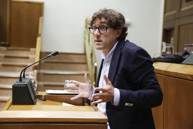 Eneko Andueza en una sesión del Parlamento vasco.