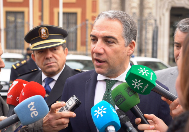 El consejero de la Presidencia, Administración Pública e Interior, Elías Bendodo, atiende a los medios con motivo de la entrega de 22 vehículos camuflados a la Unidad de Policía adscrita a la Junta. En el Palacio de San Telmo