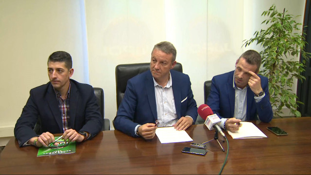 De izquierda a dercha: El secretario de Organización de JUCIL, Jesús Pague, el secretario general de JUPOL, José María García, y el portavoz de JUPOL, Pablo Pérez, en rueda de prensa.