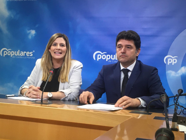 La secretaria regional del PP, Carolina Agudo, junto al portavoz adjunto del PP de Albacete en la Diputación, Francisco Navarro