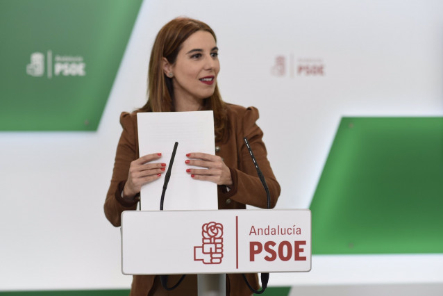 La portavoz de Educación del PSOE-A en el Parlamento andaluz, Beatriz Rubiño, este viernes en rueda de prensa