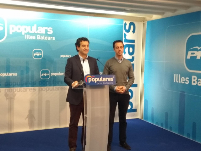 El presidente del PP en Baleares, Biel Company, con el portavoz en el Consell, Llorenç Galmés.