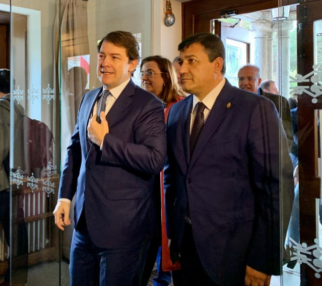 El presidente de la Junta, Alfonso Fernández Mañueco, y el presidente de la Diputación de Ávila. Carlos García, en la Conferencia Europea de Diputaciones, CCCAA y Administración General del Estado para la repoblación rural y territorial.