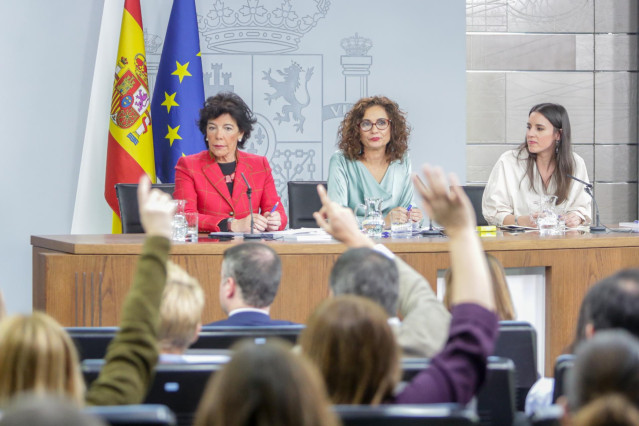 (I-D) La ministra de Educación y Formación Profesional, Isabel Celaá; la ministra Portavoz y de Hacienda, María Jesús Montero; y la ministra de Igualdad, Irene Montero, comparecen tras la segunda reunión del Consejo de Ministros