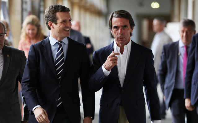 El presidente del PP, Pablo Casado y el expresidente del Gobierno, José María Aznar, durante la apertura del Curso de Verano de FAES en el Real Centro Universitario Escorial-María Cristina de San Lorenzo de El Escorial