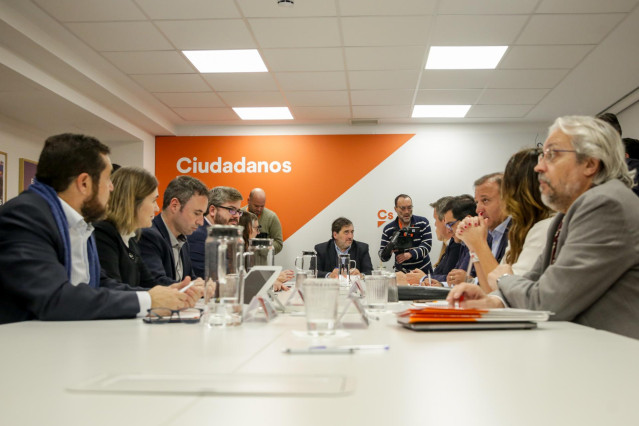 El presidente de la Comisión Gestora de Ciudadanos, Manuel García Bofill, presidiendo una reunión de este órgano en la sede del partido.