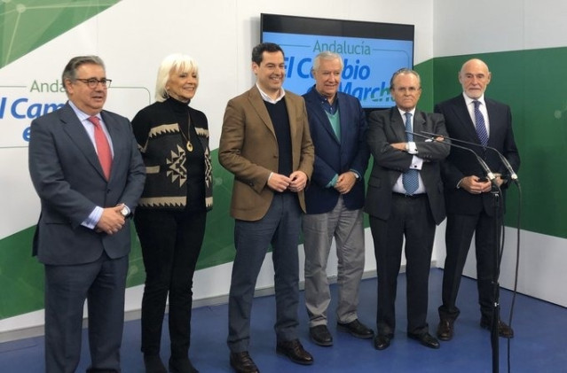El presidente del PP-A, Juanma Moreno, en un acto en la sede de su partido junto a sus predecesores al frente del PP-A para celebrar su primer aniversario como presidente de la Junta de Andalucía.