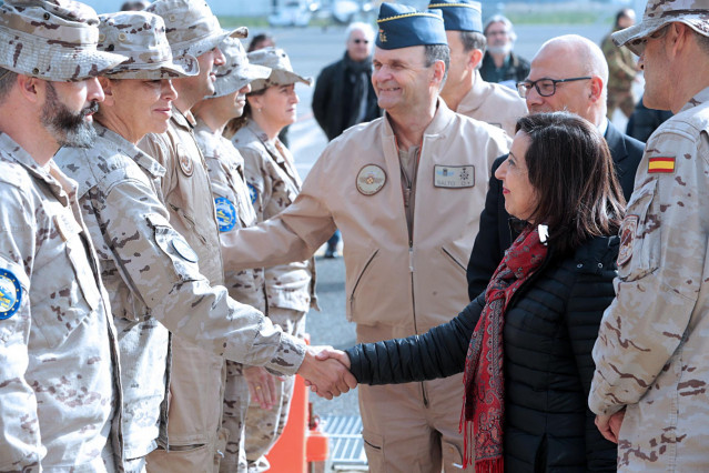 La ministra de Defensa, Margarita Robles, saludando a militares en una visita en diciembre al contingente en Sgonella, en Sicilia (Italia)
