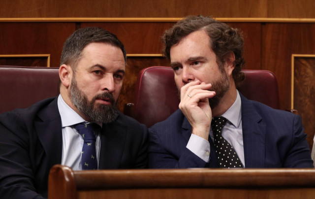 El presidente de Vox, Santiago Abascal, y el portavoz del partido en el Congreso de los Diputados, Iván Espinosa de los Monteros, hablan en sus escaños en el hemiciclo del Congreso