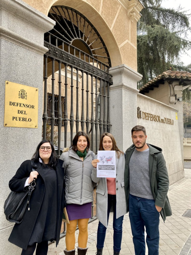 Representantes de Marea Granate tras reunirse con el Defensor del Pueblo