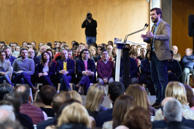 El presidente del PP, Pablo Casado (c), interviene ante los asistentes al acto de 