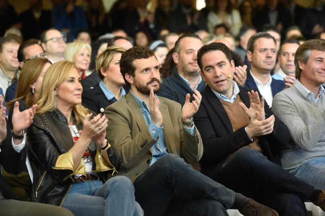 (I-D) la diputada Ana Beltrán, el presidente del PP, Pablo Casado, y el Secretario General del PP, Teodoro García Egea, en el acto de 