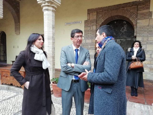 Juan Marín (centro), en su visita al Palacio de Congresos de Córdoba.