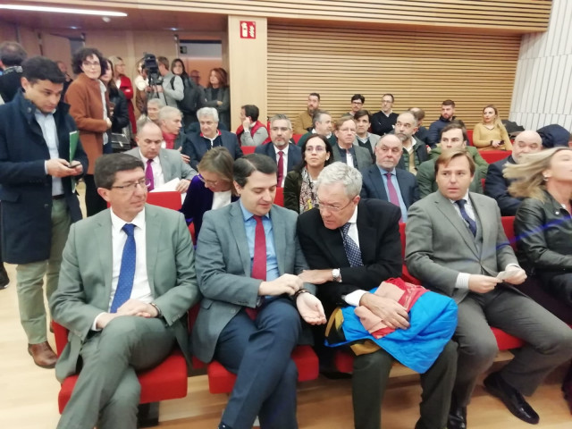 Marín (izda.), en el Palacio de Congresos de Córdoba junto a Bellido y Velasco.