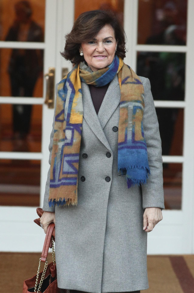 La vicepresidenta del Gobierno, ministra de la Presidencia y Relaciones con las Cortes, Carmen Calvo, posa con la cartera de su ministerio, a su llegada a La Moncloa para la primera reunión del consejo de ministros del Gobierno de coalición de PSOE y Unid
