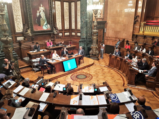 Pleno del Ayuntamiento de Barcelona presidido por Ada Colau