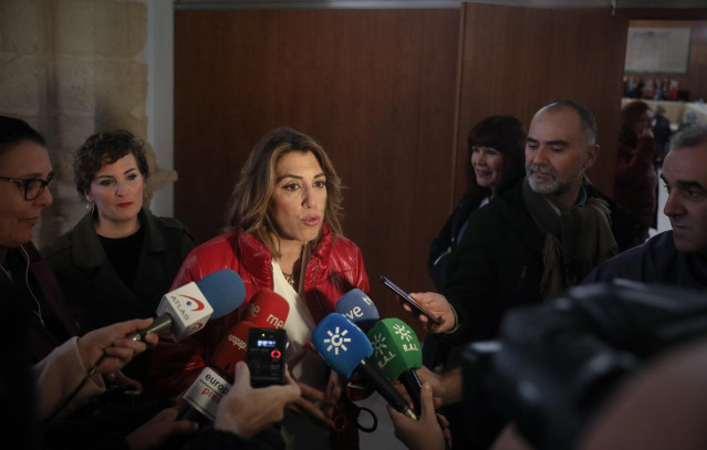 La secretaria general del PSOE-A, Susana Díaz (c), atiende a los medios antes de mantener un encuentro con organizaciones de mujeres. En el Parlamento de Andalucía, en Sevilla, a 20 de enero de 2020.