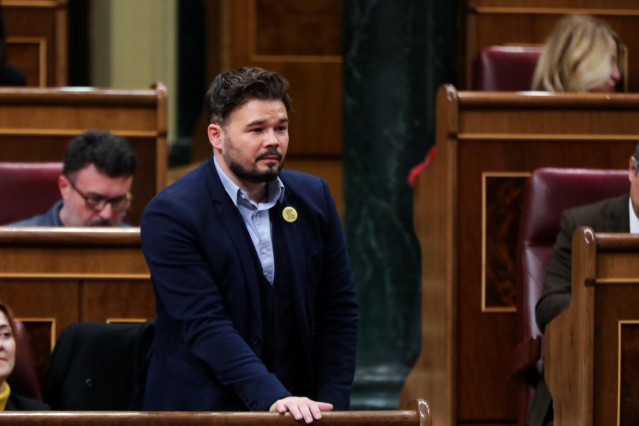 El portavoz adjunto de Esquerra Republicana (ERC), Gabriel Rufián, vota durante la segunda sesión del debate de investidura del candidato socialista a la Presidencia de Gobierno en la XIV Legislatura en Madrid (España), a 5 de enero de 2020.