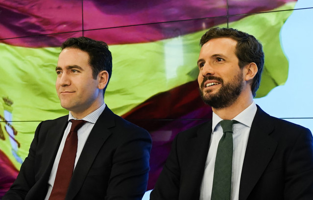 El presidente del Partido Popular, Pablo Casado (dech) y el secretario general del PP, Teodoro García Egea (izq), durante la reunión de la Junta Directiva Nacional de su partido, en Madrid (España), a 13 de enero de 2020.