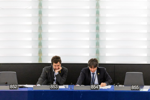 15 January 2020, France, Strasbourg: Members of the European Parliament and former members of the Catalan government Toni Comin (L) and Carles Puigdemont attend a plenary session of the European Parliament. Photo: Philipp von Ditfurth/dpa