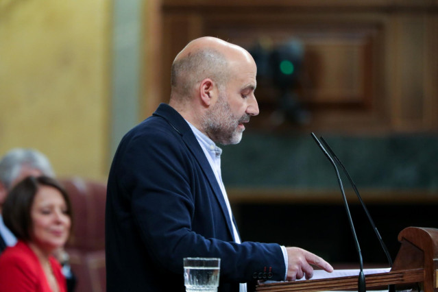 El diputado del Bloque Nacionalista Galego (BNG), Néstor Rego, interviene desde la tribuna del Congreso de los Diputados en la primera sesión del debate de investidura del candidato socialista a la Presidencia de Gobierno en la XIV Legislatura.