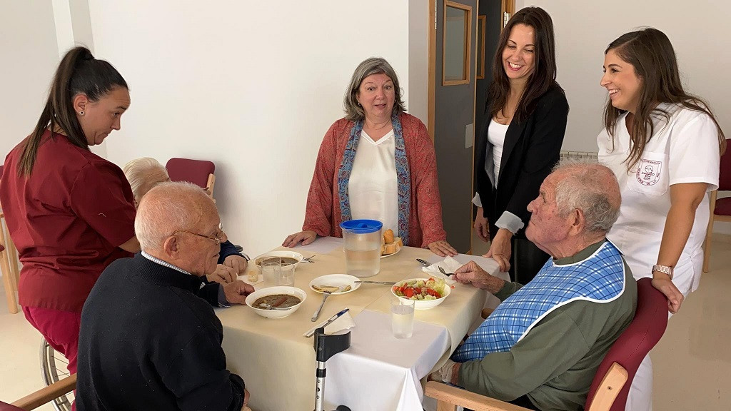 Primeros residentes de la residencia de ancianos de Mensajeros por la Paz, ancionos, dependientes,