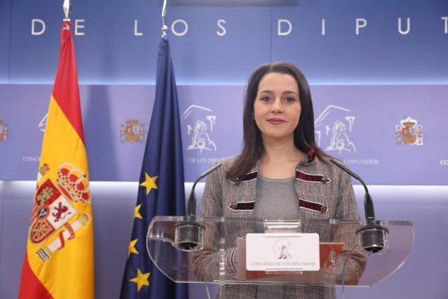 La presidenta y portavoz de Ciudadanos en el Congreso de los Diputados, Inés Arrimadas en rueda de prensa en el Congreso.