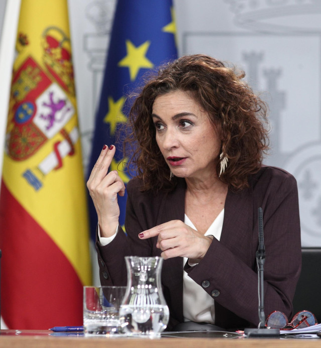 La ministra de Hacienda y Portavoz del Gobierno, María Jesús Montero, comparece en rueda de prensa ante los medios de comunicación tras el primer Consejo de Ministros celebrado en martes en Moncloa, Madrid (España), a 21 de enero de 2020.