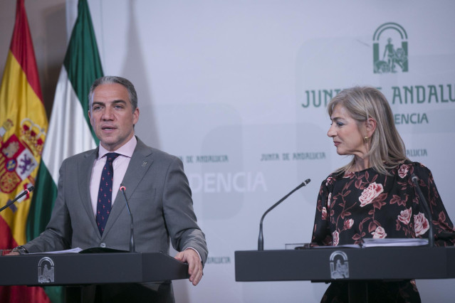 Rueda de prensa tras la reunión semanal del Consejo de Gobierno de la Junta de Andalucía. El consejero de Presidencia, Elías Bendodo (i) y la consejera de Cultura y Patrimonio Histórico, Patricia del Pozo (d) durante la comparecencia. En el Palacio de San