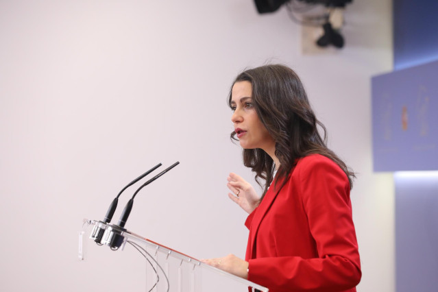 La presidenta y portavoz del Grupo Parlamentario Ciudadanos, Inés Arrimadas en rueda de prensa en el Congreso